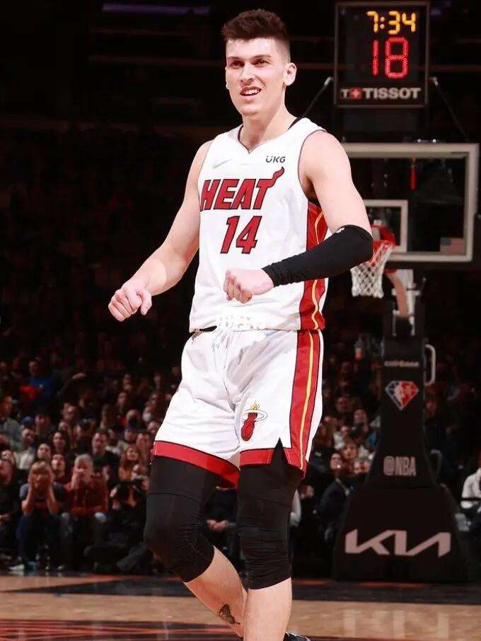 在东安湖举 在东安湖举